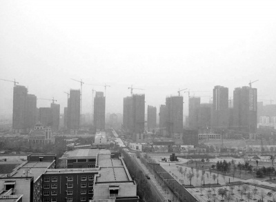 在鄭州市同一地點拍攝的照片，下為1月1日晴朗天氣，上為1月5日霧霾天氣。（拼接圖片）