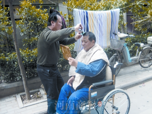 2011年8月18日，老鄰居給高新海剪發(fā)