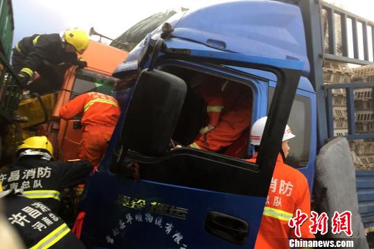 圖為21日，蘭南高速河南段21輛汽車(chē)發(fā)生連環(huán)相撞事故，消防人員對(duì)被困傷員進(jìn)行緊急救援?！」啤z