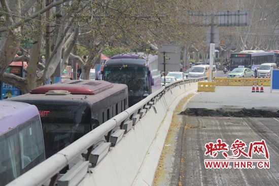 上下橋口圍擋處道路擁堵。