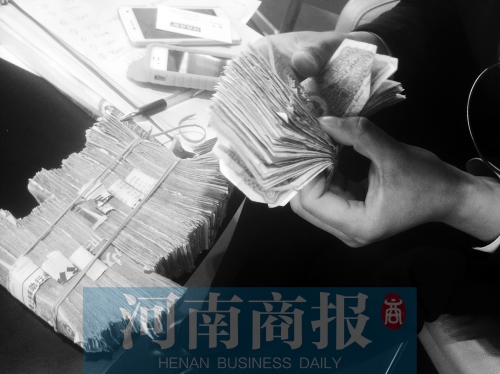 一名店員點(diǎn)了快一個(gè)小時(shí)，只點(diǎn)了一小部分零錢