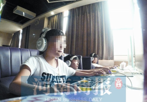 這家名為優(yōu)客體育競(jìng)技俱樂(lè)部的店內(nèi)，有許多未成年人在上網(wǎng)玩游戲