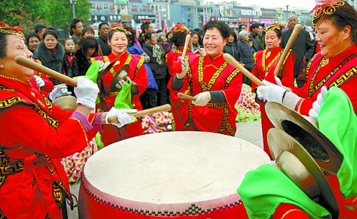 11月15日，鄧州廣大干部群眾載歌載舞慶祝黨的十八大勝利閉幕。