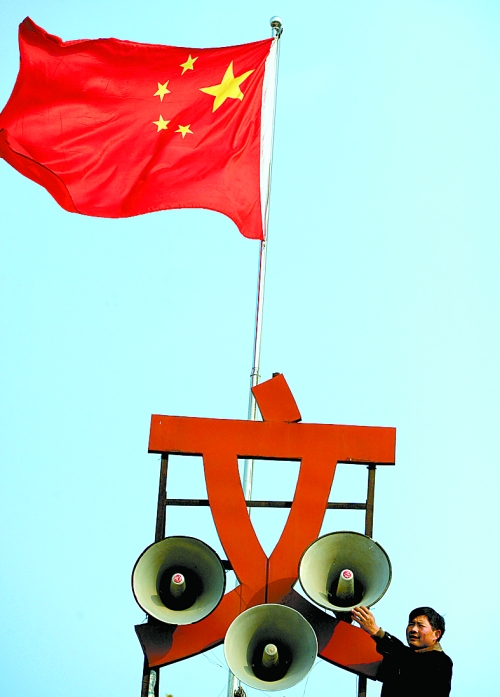 11月15日，新蔡縣磚店鎮(zhèn)黨員劉新峰在村口架起三個(gè)大喇叭，向群眾及時(shí)宣傳十八大精神。