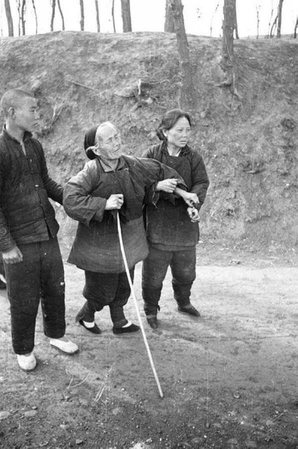 災民，看到左側年輕人的白鞋，應該是剛死去親人