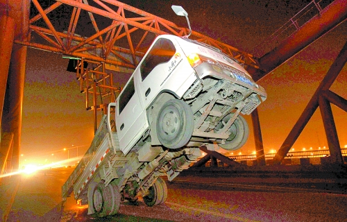 　車上升降機(jī)的工作臺(tái)被卡，車身前部高高翹起。