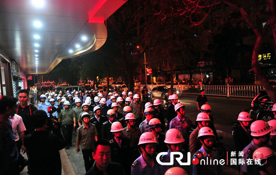 2012年12月26日晚，海南省三亞市，三亞市綜合行政執(zhí)法局河西大隊(duì)近百名城管上街執(zhí)法。