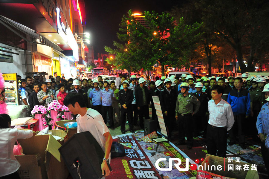 　2012年12月26日晚，海南省三亞市，三亞市綜合行政執(zhí)法局河西大隊(duì)近百名城管上街執(zhí)法。