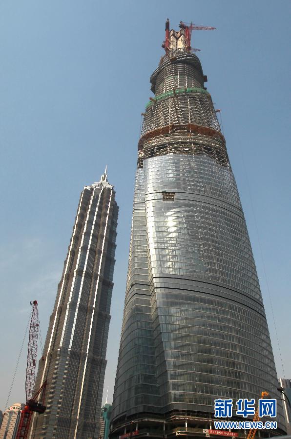 在建的國(guó)內(nèi)第一高樓“上海中心”（右）（4月11日攝）。
