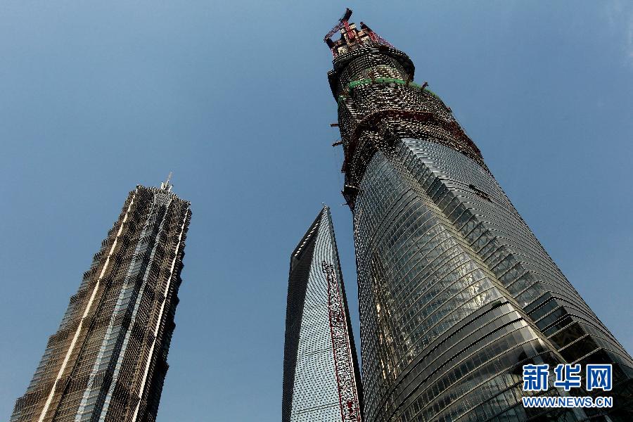 4月11日，正在建設(shè)中的“上海中心”（右）的高度已超過金茂大廈（左）和上海環(huán)球金融中心（中）。