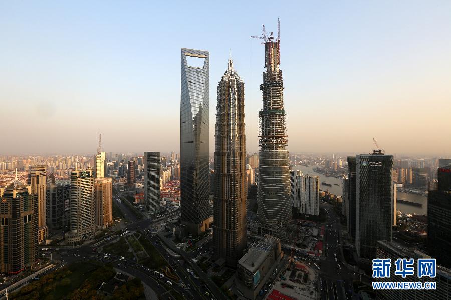 這是4月10日拍攝的上海陸家嘴，右側(cè)建設(shè)中的超高層建筑為上海中心大廈。