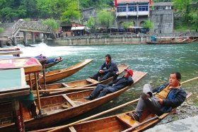 4月12日上午，湘西鳳凰縣杜田村，許多船只?？吭阢叺却慰?。據(jù)守候在此的船家們反映，到當(dāng)日上午11點(diǎn)還沒有出過一趟船，平時(shí)這個(gè)時(shí)候都已經(jīng)來回四五趟了。圖/實(shí)習(xí)記者楊旭