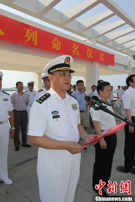 　南海艦隊(duì)司令員蔣偉烈宣讀了岳陽艦入列命名命令，并為該艦授旗、頒發(fā)命名證書。
