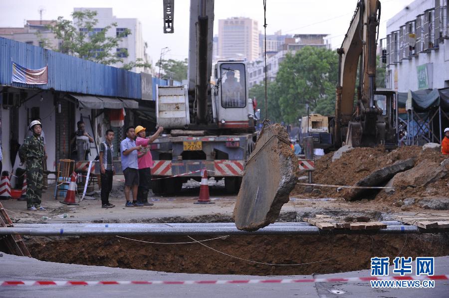 5月21日，在廣東省深圳市龍崗區(qū)橫崗街道紅棉二路華茂工業(yè)園路面塌陷處，救援人員在現(xiàn)場(chǎng)救援。