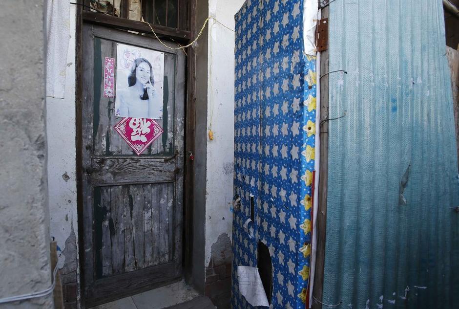 36歲的河南信陽打工者陳小龍在這里租了一間屋子住，2012年底開始，他偷偷在出租屋里挖地窖。