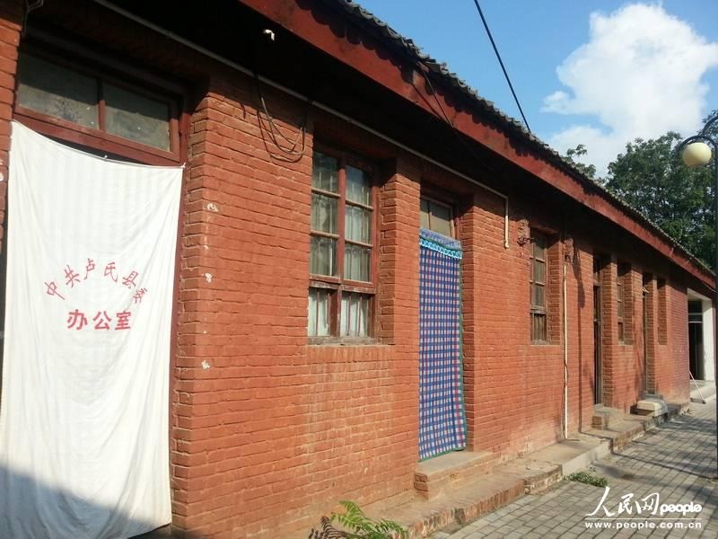 圖為盧氏縣委使用了56年的土坯辦公房。圖片來源：人民網(wǎng)