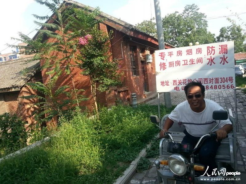 圖為縣委大院依然沒有配備專職保安，群眾可以隨意進入。圖片來源：人民網(wǎng)