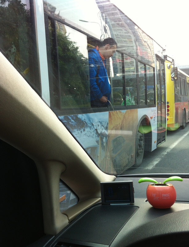 廈門(mén)男子公交車(chē)上撒尿