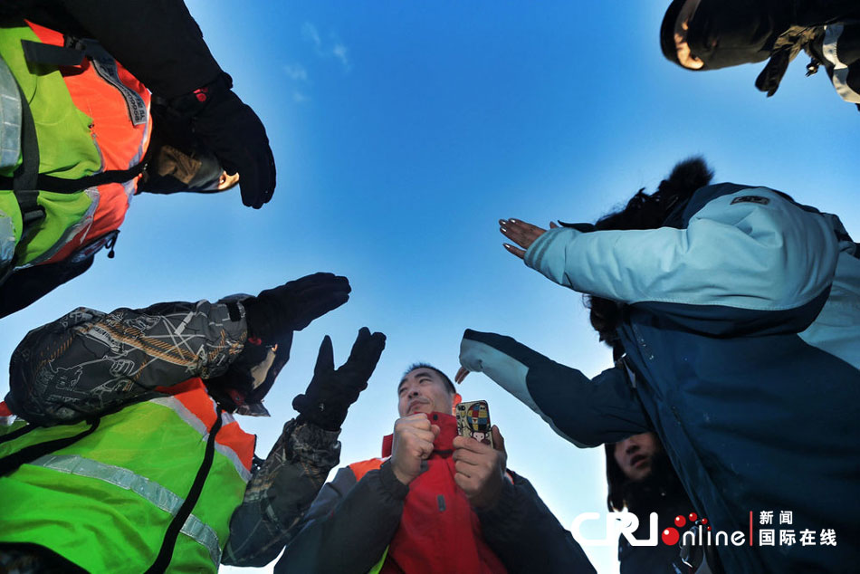 2012年12月23日，北京靈山，救援人員在積雪四十厘米多的山上搜救。