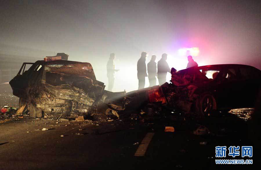 2013年1月9日，合肥，事故現(xiàn)場，兩輛受損車輛已經(jīng)全部變形