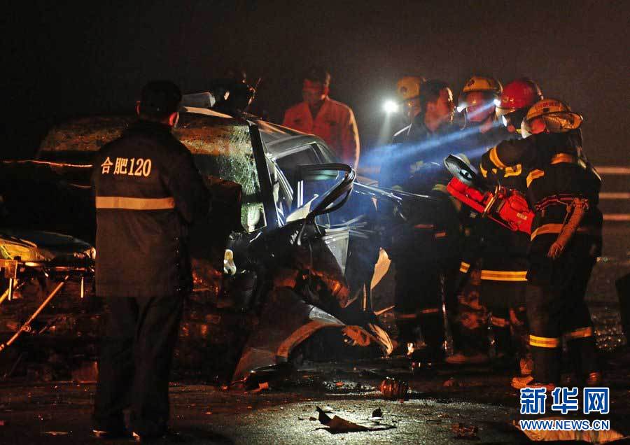 2013年1月9日，合肥，事故現(xiàn)場，兩輛受損車輛已經(jīng)全部變形