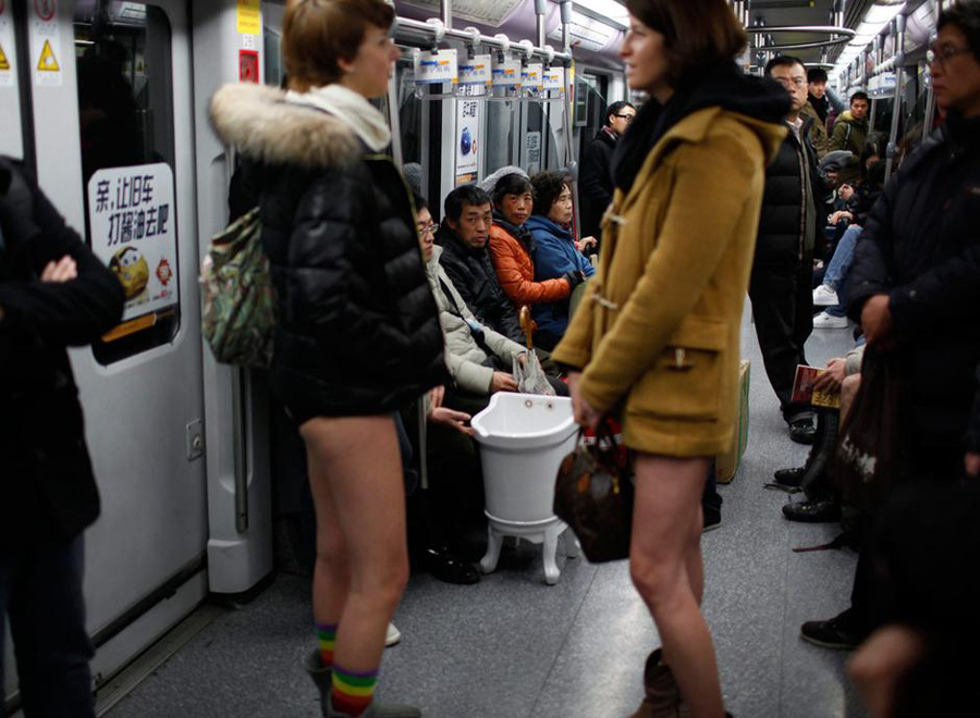 圖為地鐵內不穿褲子的外國人。