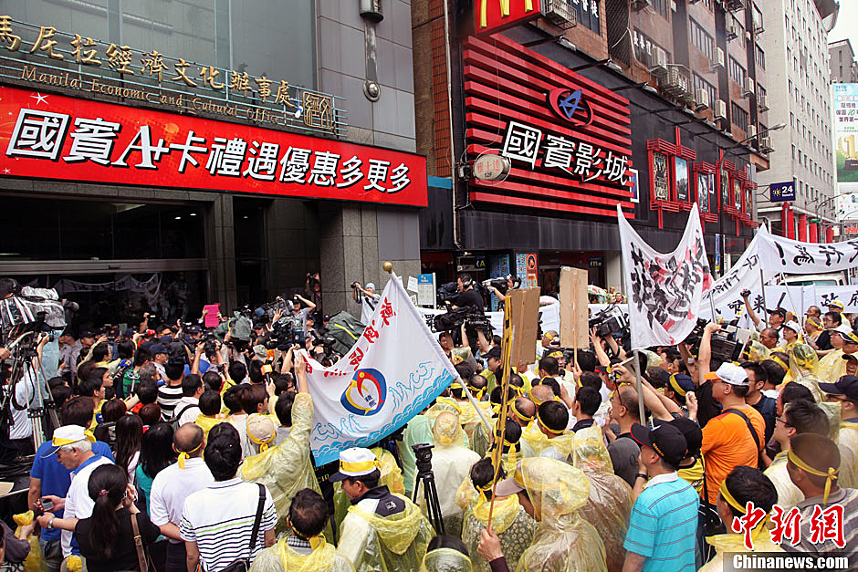 5月13日下午，屏東縣數(shù)百漁民北上臺北，冒雨在馬尼拉經(jīng)濟(jì)文化辦事處前抗議，要求菲律賓政府為攻擊臺漁船