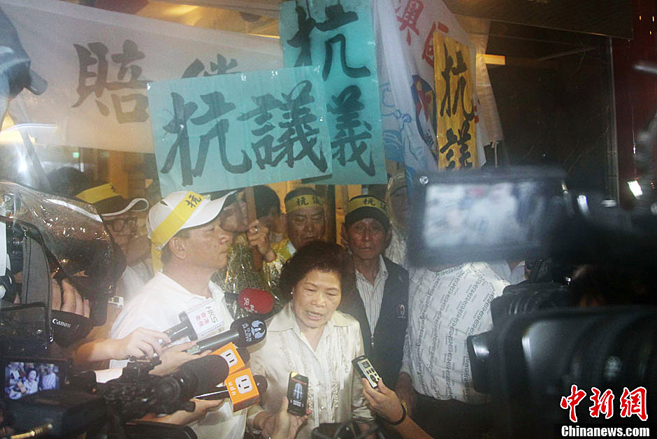 圖為死者洪石成的遺孀控訴菲相關(guān)人員暴行，呼吁菲方正式道歉。中新社發(fā) 董會峰/攝