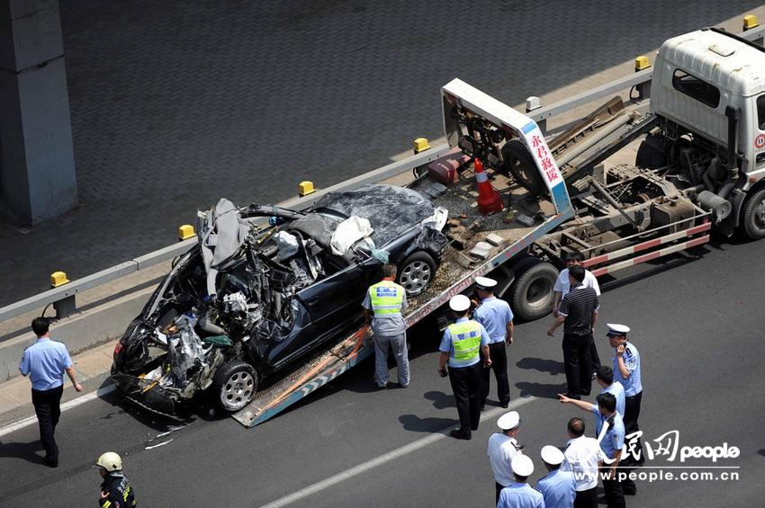 北京大客車追尾碾壓奧迪 司機被困車中。