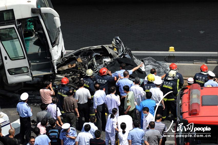 北京大客車追尾碾壓奧迪司機被困車中。