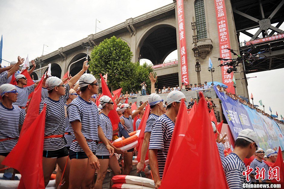 圖為28個(gè)橫渡方隊(duì)依次下水橫渡長江。中新社發(fā) 張暢 攝
