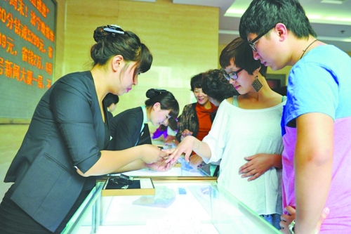 在北上廣等一線城市，鉆戒價(jià)格與國際接軌，價(jià)格不高，引發(fā)市民搶購潮。