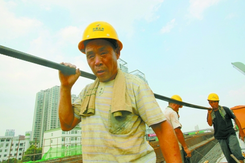 農(nóng)民工工作辛苦，權(quán)益理應(yīng)有保障。