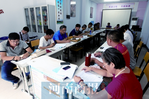 消費(fèi)者代表和旁聽(tīng)人員走進(jìn)社區(qū)，聽(tīng)取市民關(guān)于鄭州地鐵的意見(jiàn)和建議