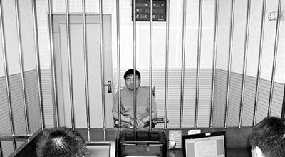 警方審訊犯罪嫌疑人“秦火火”。