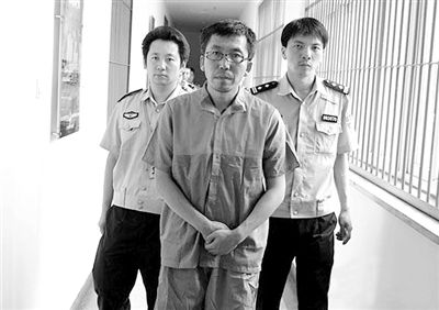 警方押解犯罪嫌疑人“立二拆四”。