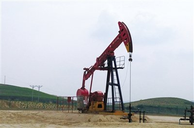 長(zhǎng)慶油田標(biāo)準(zhǔn)化井場(chǎng)，位于定邊縣新安邊鎮(zhèn)店子坪村黃土高原上。