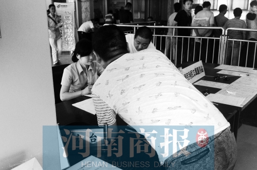 戴著耳機(jī)工作，挺“愜意”