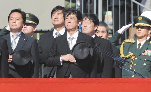 　27日上午，日本首相安倍晉三在琦玉縣的自衛(wèi)隊(duì)朝霞訓(xùn)練場出席陸上自衛(wèi)隊(duì)年度閱兵式