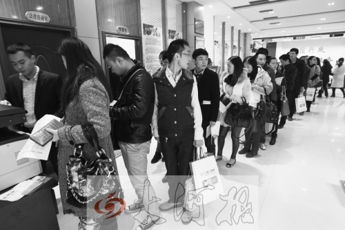 昨天,除復(fù)印材料處有新人排隊(duì)外,金水區(qū)民政局婚姻登記處大廳內(nèi)處未見新人排隊(duì)的火爆場景。