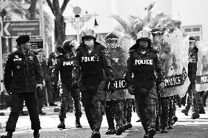 泰警察出動(dòng)。