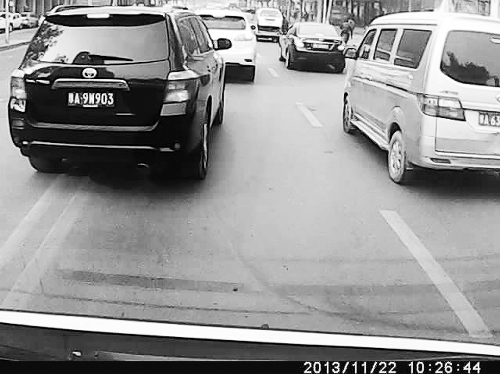 這輛黑色車輛不避讓執(zhí)行緊急任務(wù)的救護車，并壓著雙黃線變更車道。唐韜/圖