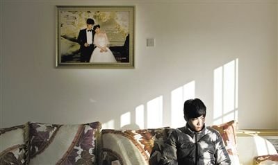 11月28日，青島膠南，丁海偉的婚房掛著與妻子的結(jié)婚照。如今妻子和未出世的孩子都已離世。新京報(bào)記者 周崗峰 攝
