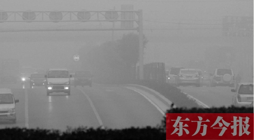 昨天早上，鄭州氣象臺發(fā)布大霧紅色預警，鄭州空氣質(zhì)量也再次迎來重度污染的預警