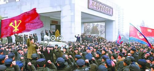 朝鮮11日繼續(xù)展開大規(guī)模批判張成澤運動。圖為朝鮮金策工業(yè)大學(xué)的青年學(xué)生宣誓擁護領(lǐng)袖金正恩。