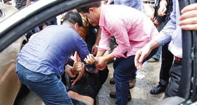 昨日，警方和市民們一起砸窗將肇事者控制。當(dāng)日，福州閩侯縣，一名男子駕駛小車在青口鎮(zhèn)奔馳大道附近撞人后逃逸，事故致7人死亡，12人受傷。圖/CFP