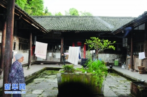 　　這座建于同治年間的百年老宅,地震中沒有太大損傷,居民照常生活 圖片來(lái)自新華網(wǎng)