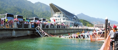 昨天上午10點(diǎn)左右，江西廬山西海風(fēng)景區(qū)司馬旅游碼頭發(fā)生橋面塌陷事故，造成18名游客擦傷或落水。景區(qū)表示，目前已對(duì)擦傷或落水游客進(jìn)行有效救治和妥善處置，并對(duì)游客損失的財(cái)物進(jìn)行登記。