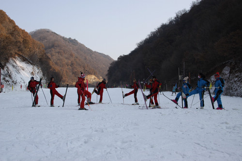 小伙伴們：抓緊時(shí)間到甘山滑雪場滑雪嘍