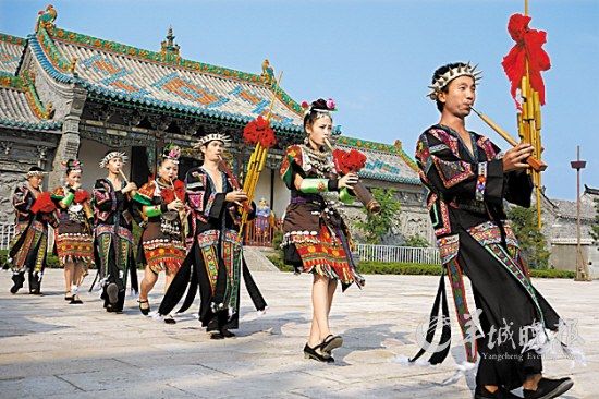 山東臺兒莊古城內(nèi)，來自外地的演員表演蘆笙舞 王建華 攝